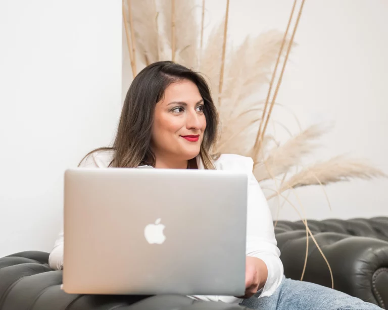 žena-posao-laptop