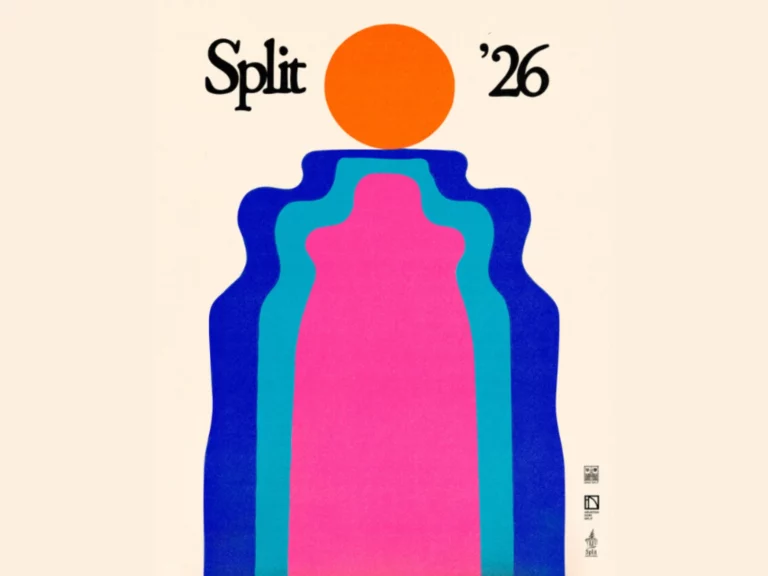 Minimalistički i moderno dizajniran plakat za Splitski festival 2026. Na gornjem dijelu nalazi se crni natpis "Split '26" s velikim narančastim krugom koji simbolizira sunce u sredini. Ispod sunca protežu se valovite vertikalne linije u nijansama plave, tirkizne i jarko ružičaste boje, koje asociraju na more i siluetu Prokurativa. U donjem desnom kutu nalaze se mali logotipi Grada Splita i partnerskih institucija.