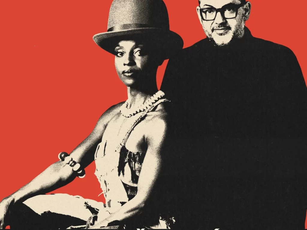 Crno-bijeli portret članova grupe Morcheeba na jarko crvenoj pozadini; pjevačica Skye Edwards sa šeširom sjedi u prvom planu, a Ross Godfrey naočalama stoji iza nje.