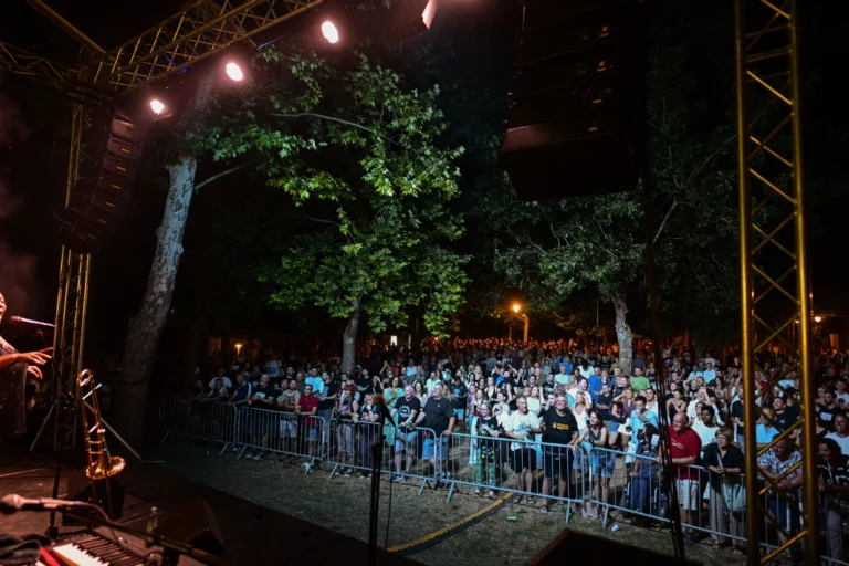 Pogled iz publike na veliku ljetnu pozornicu Thrill Blues Festivala u Trilju tijekom večernjeg nastupa