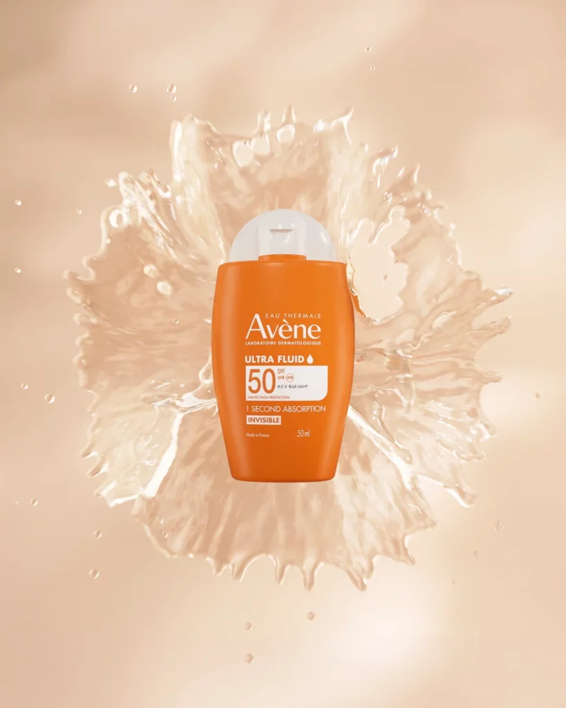 Avène Ultra Fluid Invisible SPF 50+ nevidljiva krema za zaštitu lica od sunca u središtu vala termalne vode.
