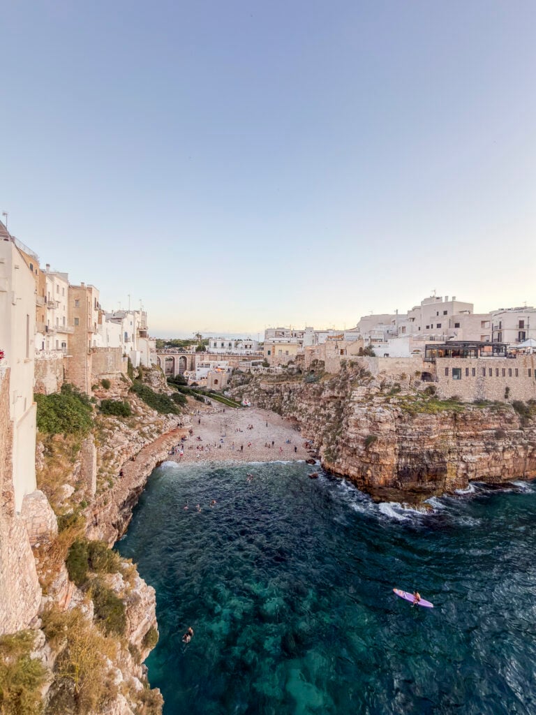 panorama grada Polignano a Mare u Italiji, plaža