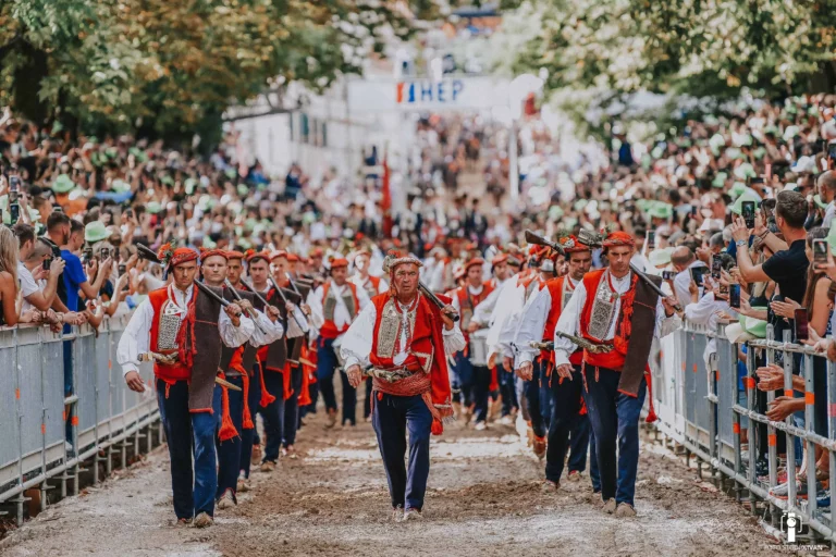 Alkari šetaju u Sinju