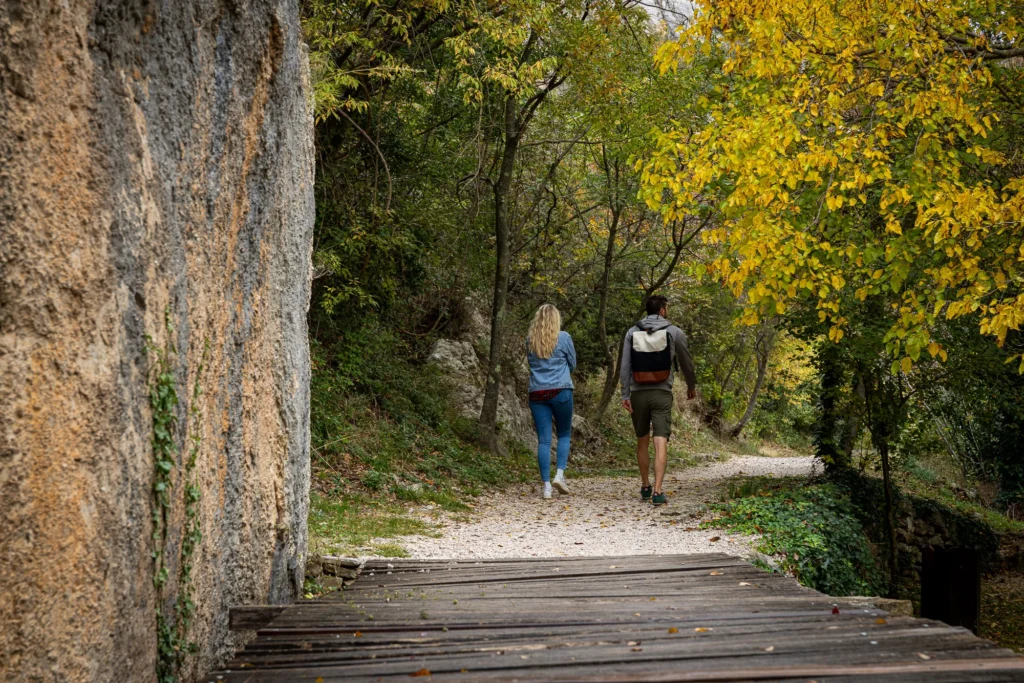 Mladi par pješači u prirodi.