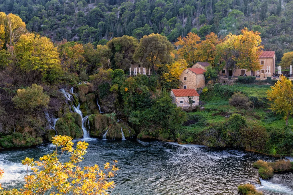 Panoramski pogled na stare vodenice i bujno zelenilo u Nacionalnom parku Krka na Skradinskom buku